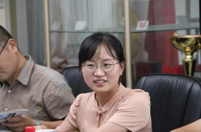 清建筑總裁班班主任彭老師主持會議