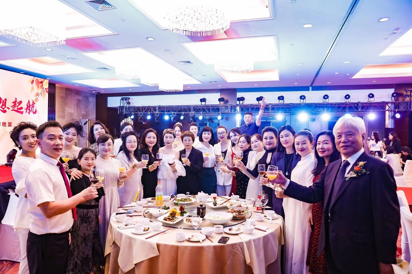 清華大學(xué)UMT工商管理學(xué)位班2022年9月晚宴合影